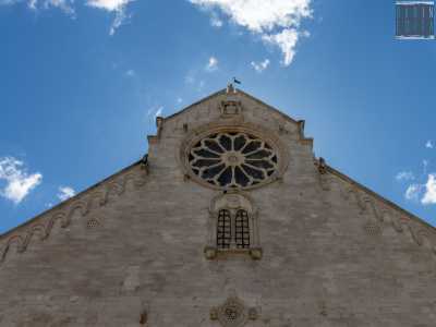 Presenta una particolare struttura a salienti, che riflette la maggiore altezza della navata centrale rispetto alle due navate laterali, con degli spioventi accentuati decorati con archetti pensili